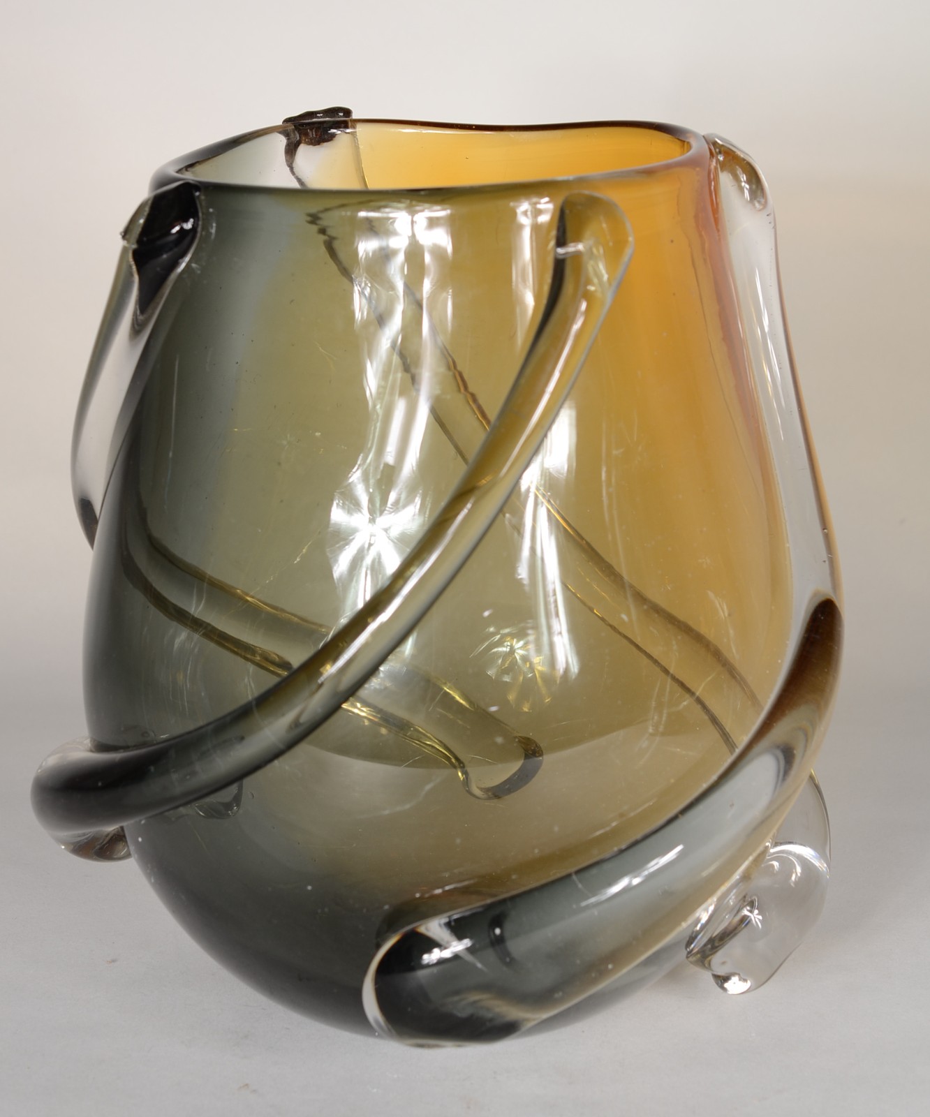 Vaso de vidro decorativo na cor âmbar. - foto 3 de 6