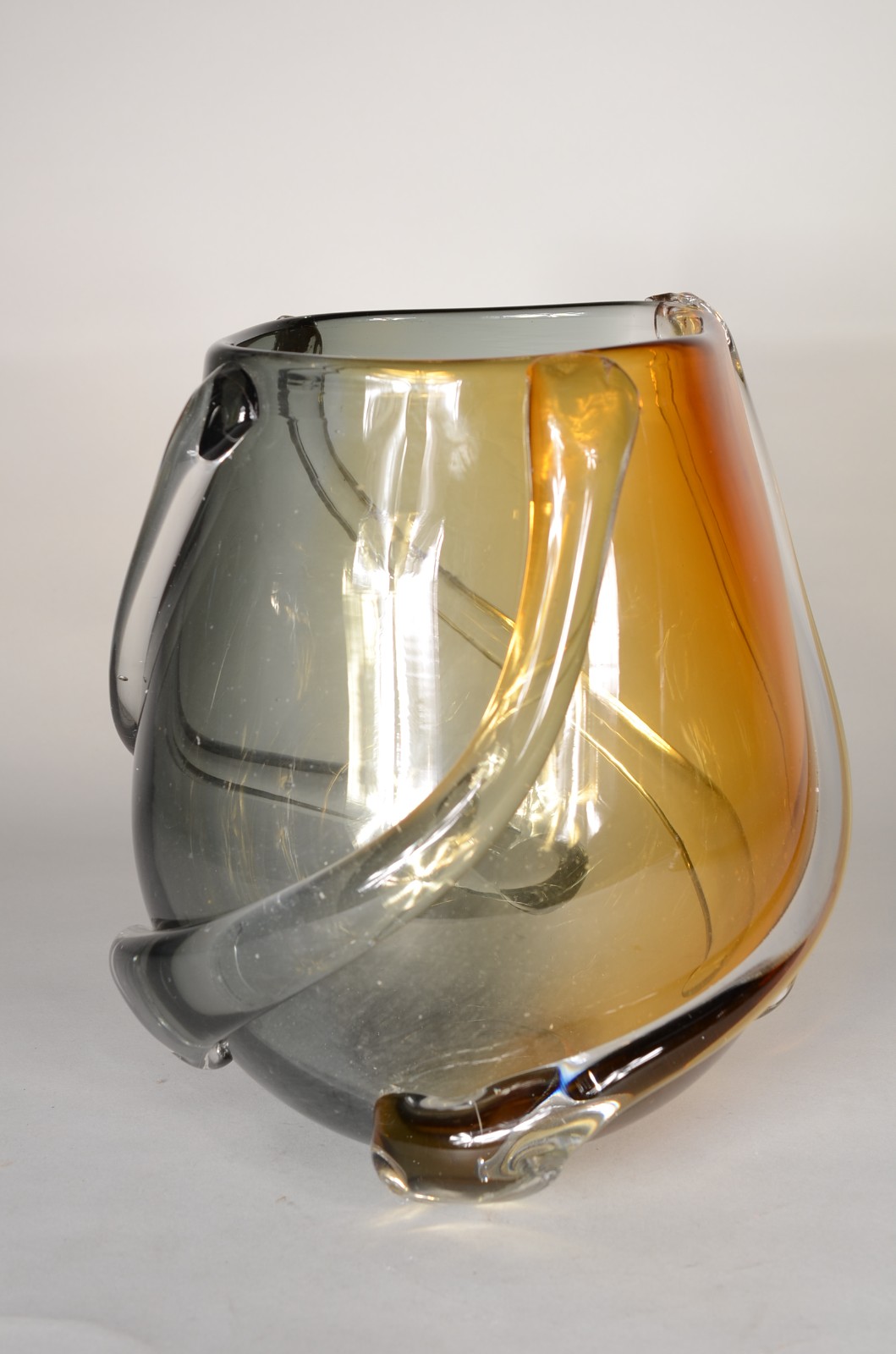Vaso de vidro decorativo na cor âmbar. - foto 4 de 6