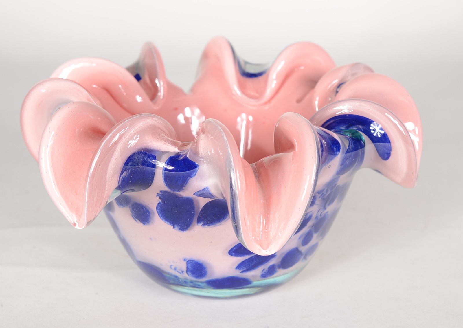Bowl de vidro decorativo na cor rosa, borda feitio babado. - foto 1 de 5