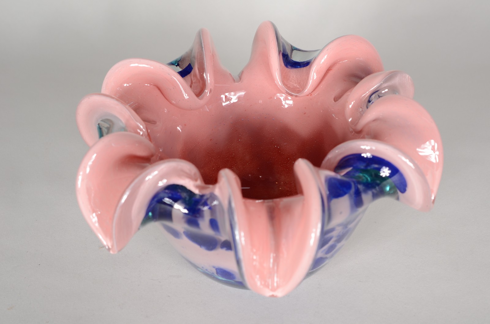 Bowl de vidro decorativo na cor rosa, borda feitio babado. - foto 2 de 5