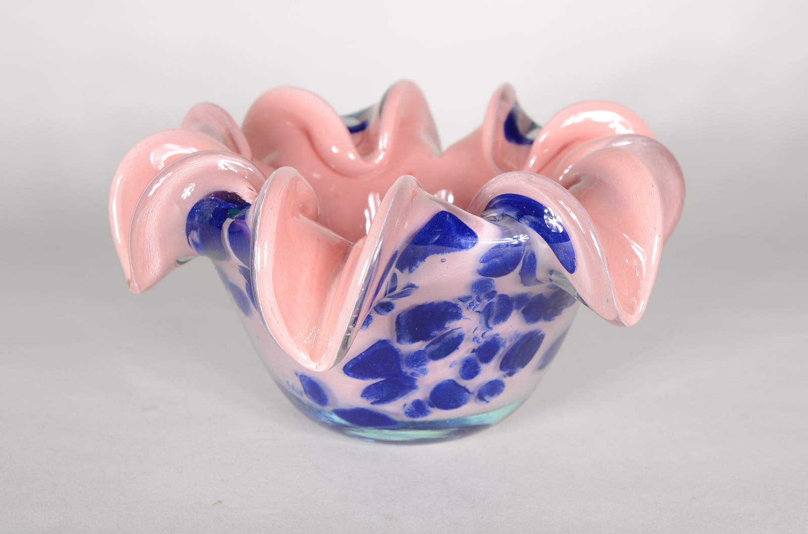 Bowl de vidro decorativo na cor rosa, borda feitio babado. - foto 3 de 5