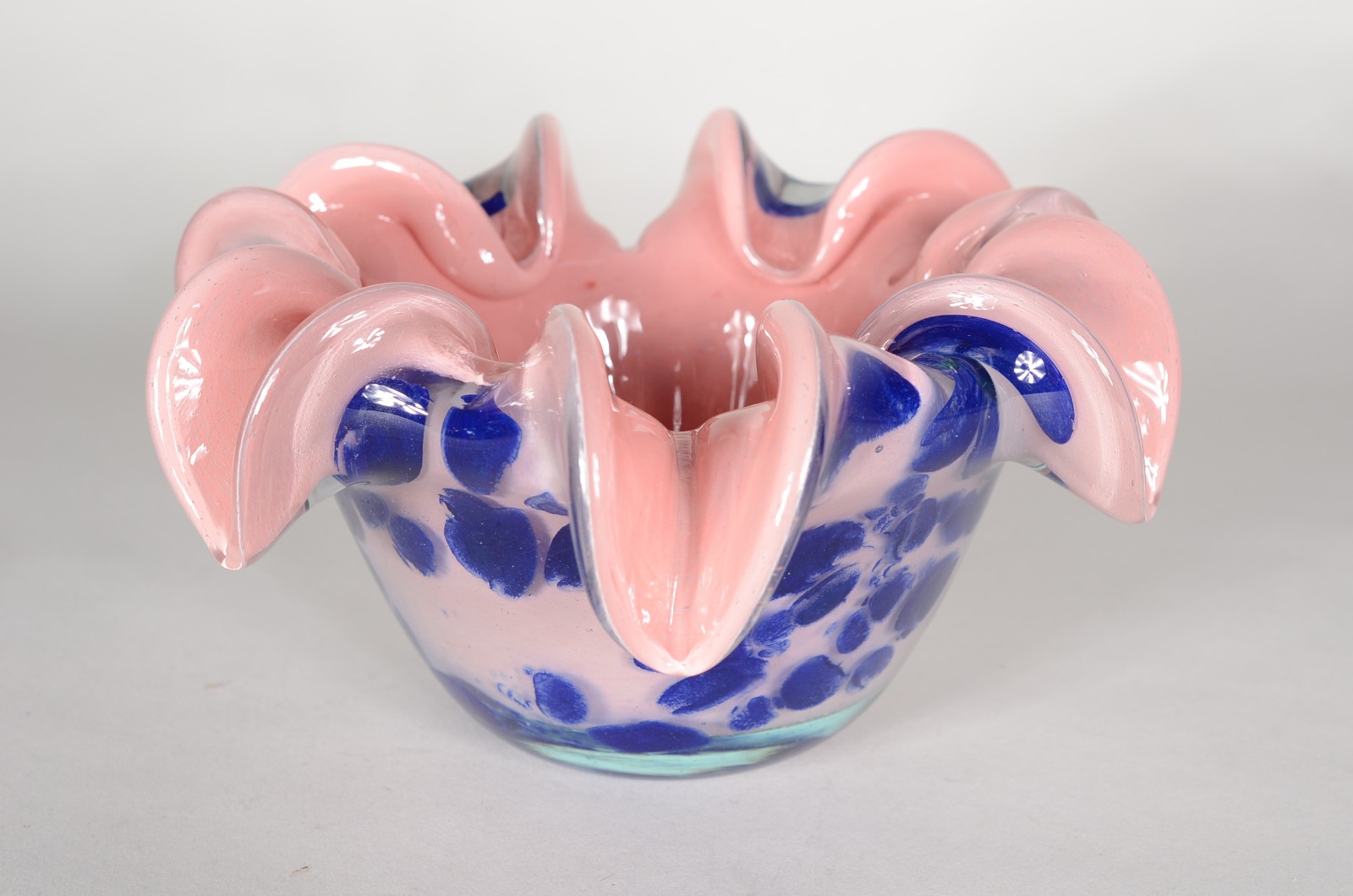 Bowl de vidro decorativo na cor rosa, borda feitio babado. - foto 4 de 5