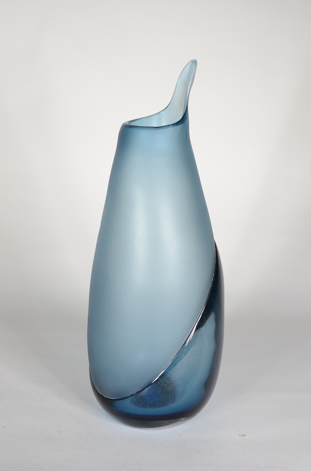 Vaso de vidro decorativo na cor azul. - foto 1 de 5