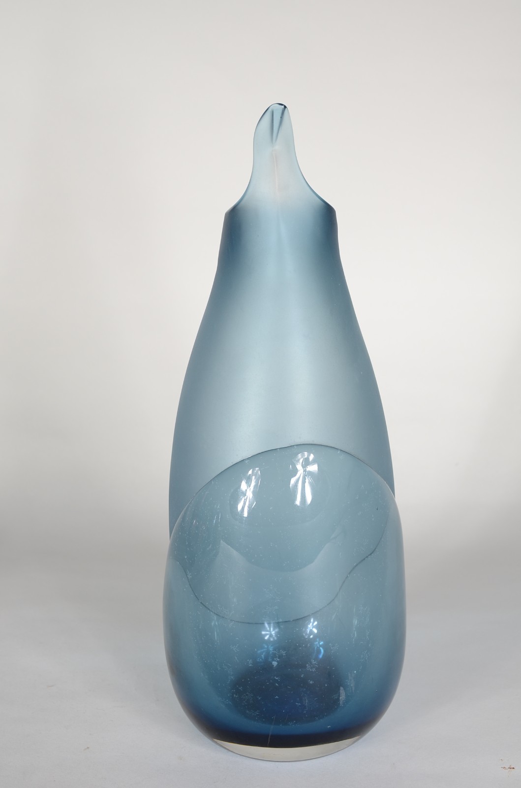 Vaso de vidro decorativo na cor azul. - foto 4 de 5