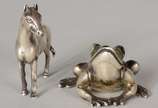 Duas pequenas esculturas de prata, sendo: caval... - Duas pequenas esculturas de prata, sendo: cavalo e sapo com esmalte. Peso da prata: 60 g. (Por motivos de segurança a peça não se encontra na lo...