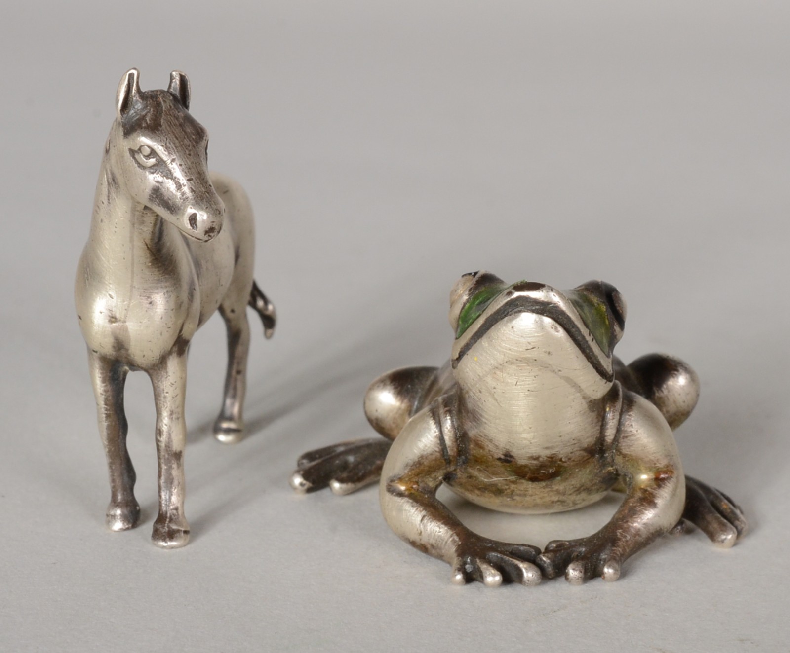 Duas pequenas esculturas de prata, sendo: cavalo e sapo com esmalte... - foto 2 de 9