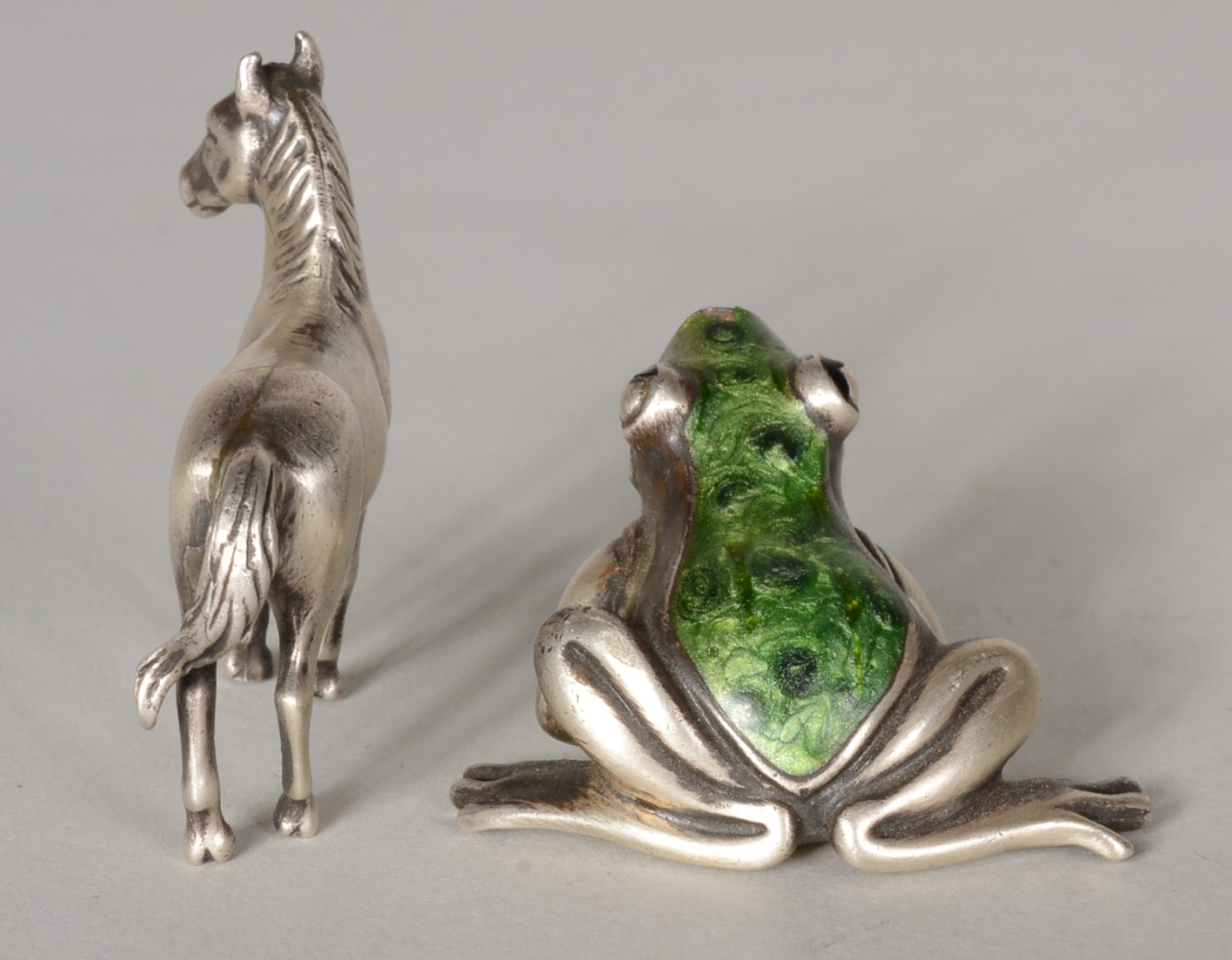 Duas pequenas esculturas de prata, sendo: cavalo e sapo com esmalte... - foto 4 de 9