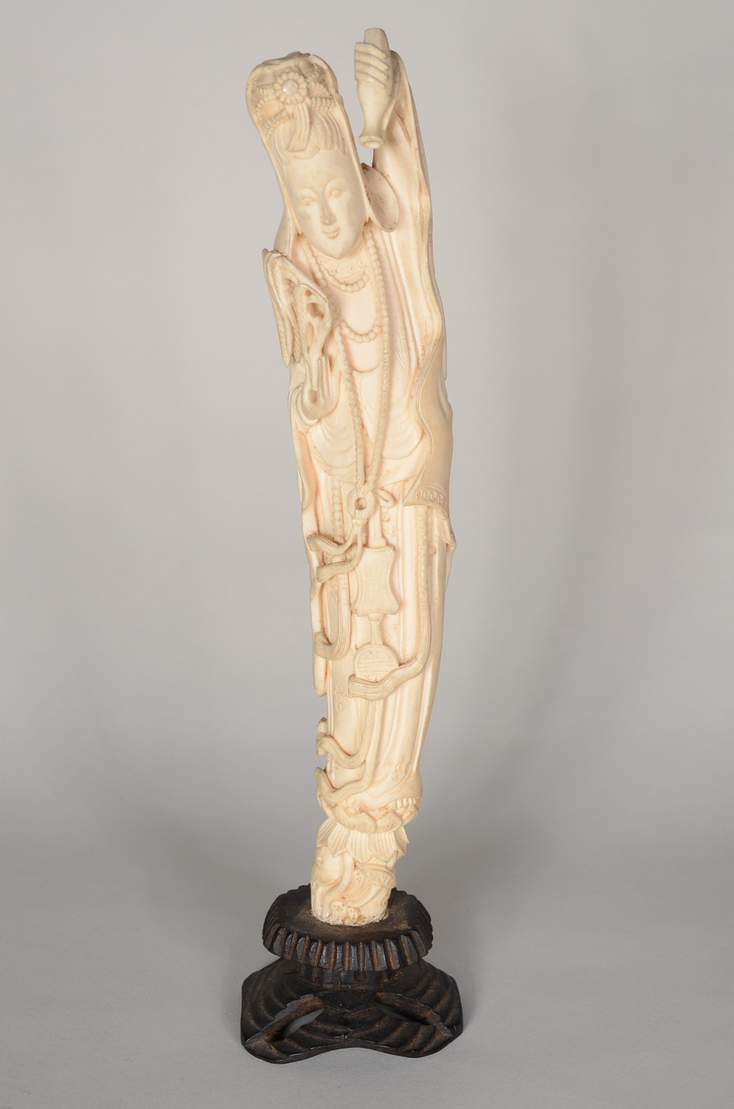 Escultura de marfim representando Gueixa, base de madeira. - foto 1 de 8