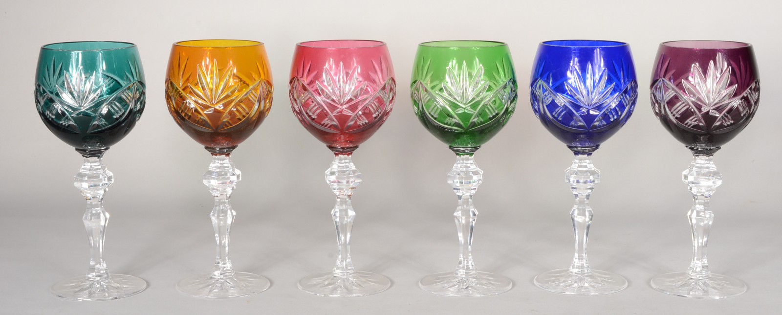 Seis cálices para vinho de cristal doublé lapidados, diversas cores. - foto 1 de 10