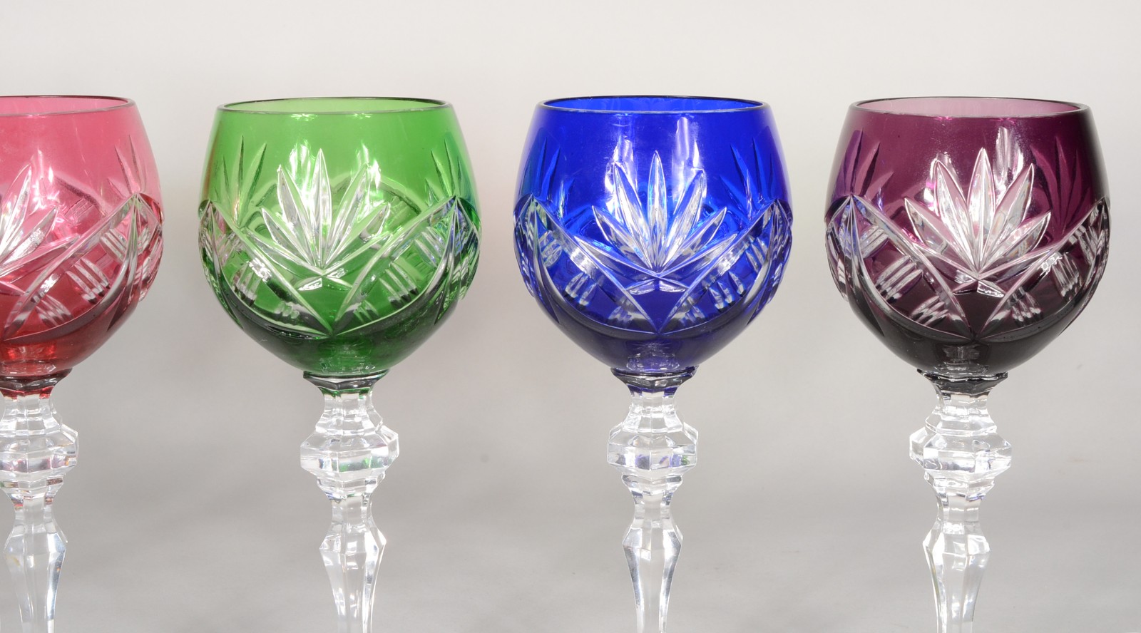 Seis cálices para vinho de cristal doublé lapidados, diversas cores. - foto 2 de 10