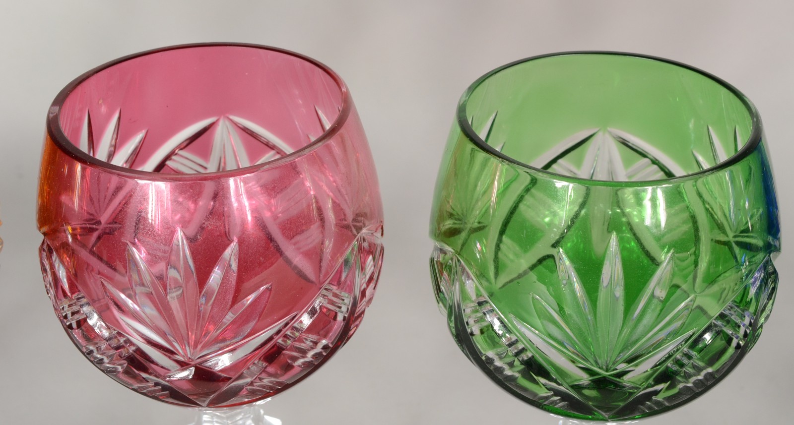 Seis cálices para vinho de cristal doublé lapidados, diversas cores. - foto 3 de 10