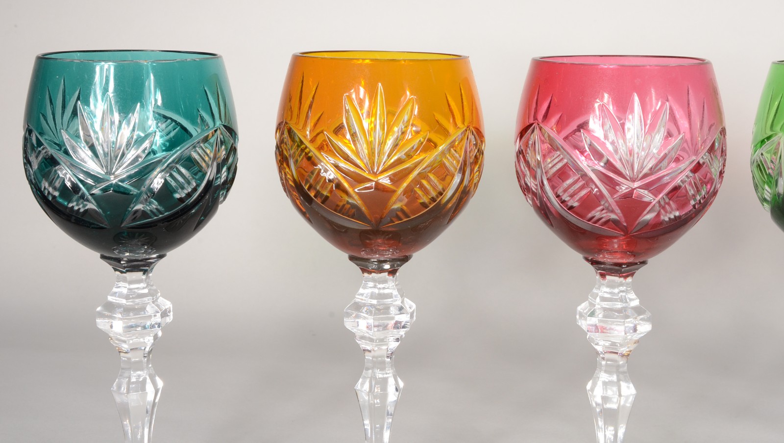 Seis cálices para vinho de cristal doublé lapidados, diversas cores. - foto 5 de 10