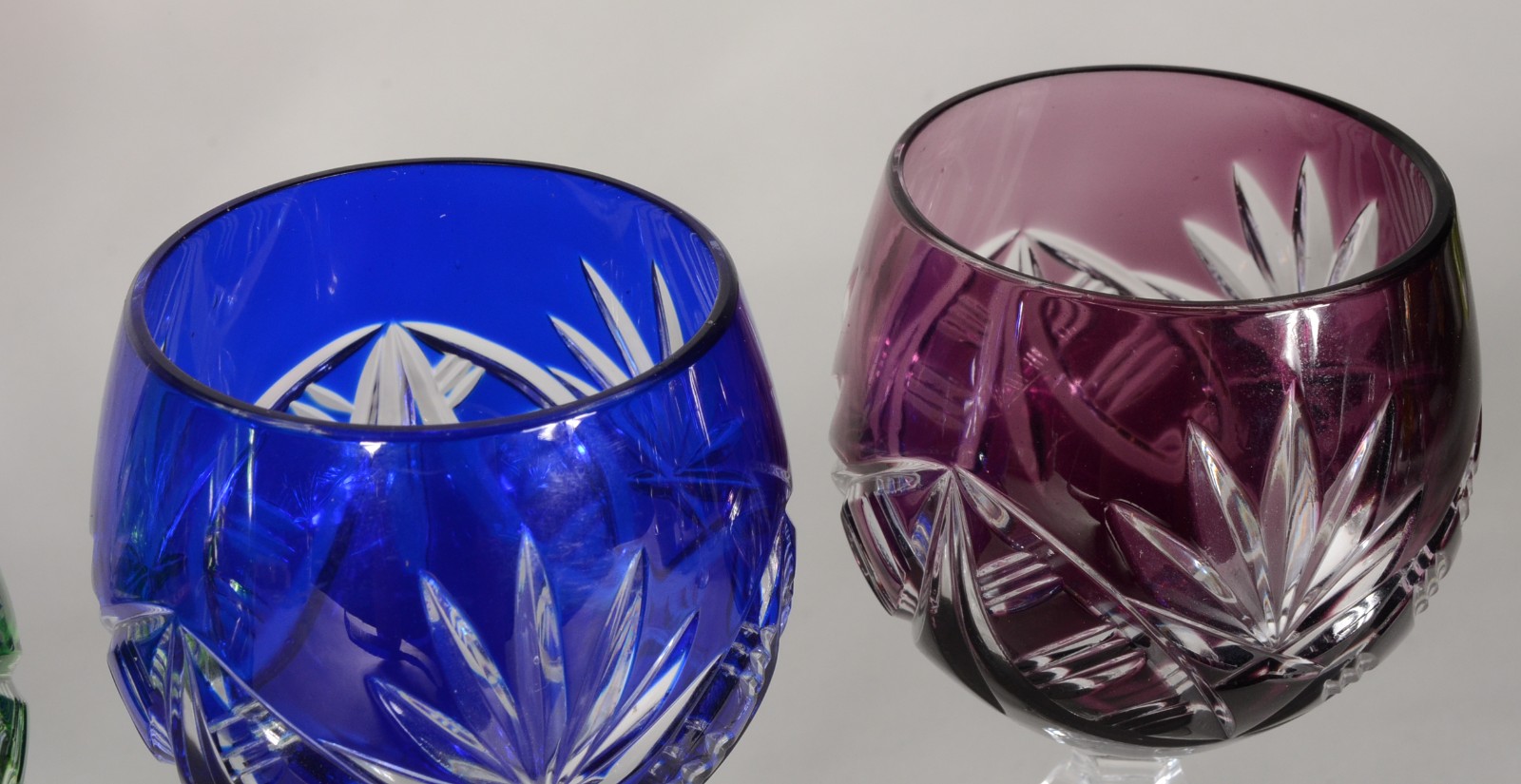 Seis cálices para vinho de cristal doublé lapidados, diversas cores. - foto 6 de 10