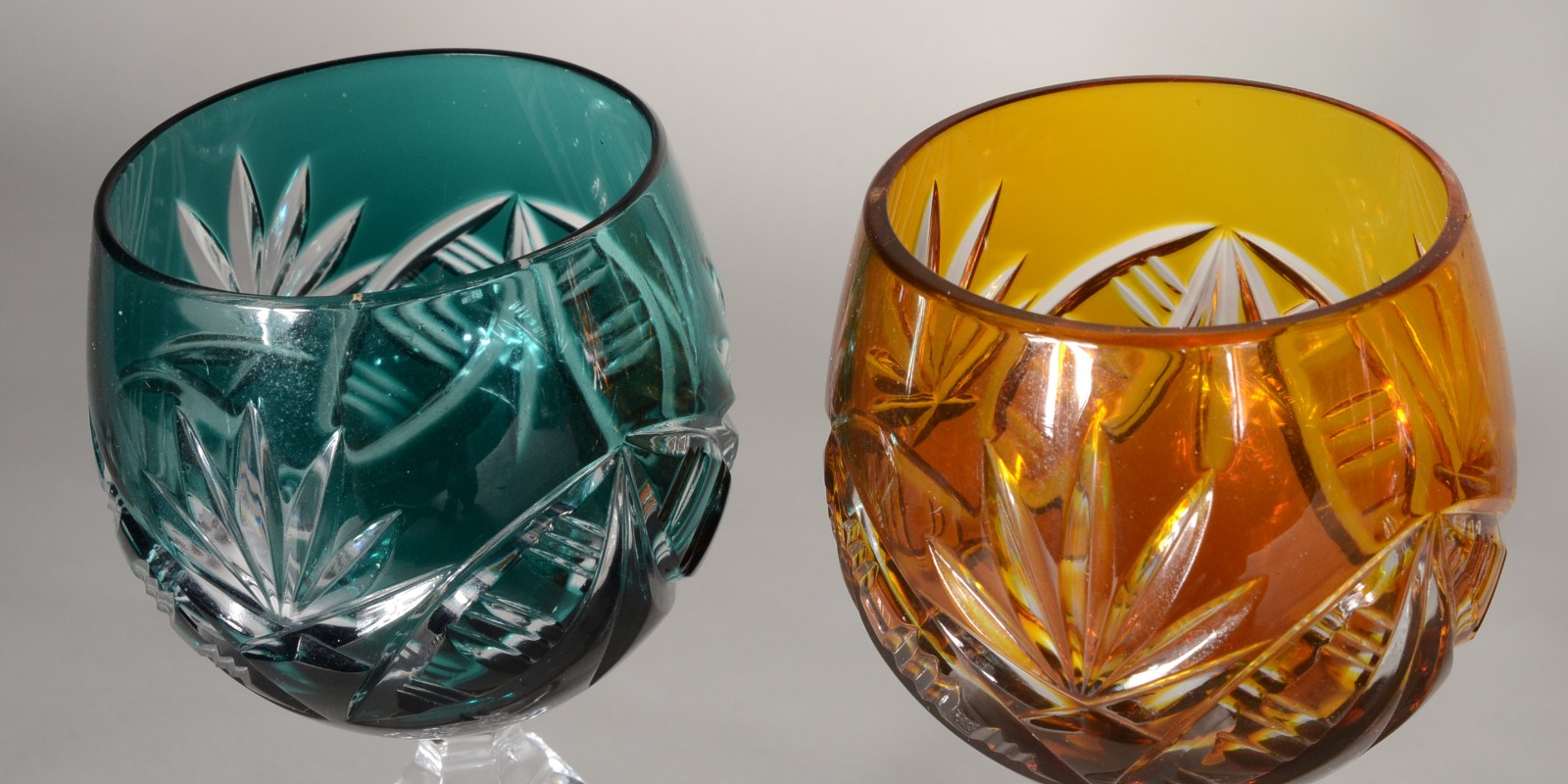 Seis cálices para vinho de cristal doublé lapidados, diversas cores. - foto 7 de 10