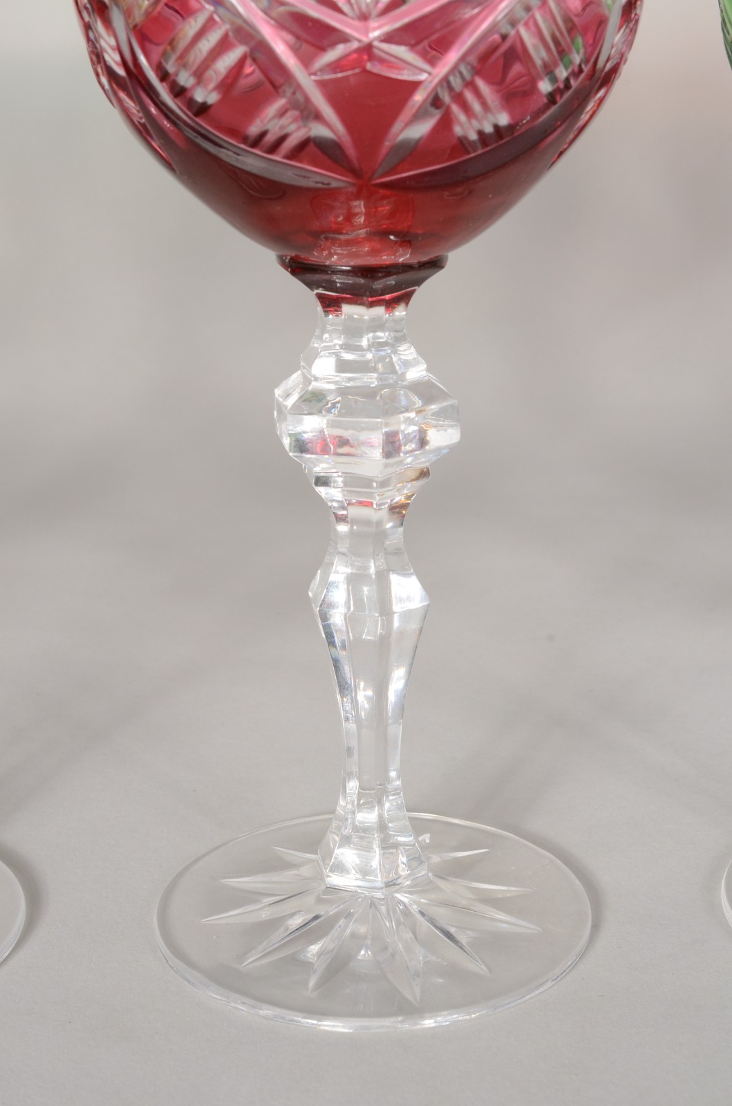 Seis cálices para vinho de cristal doublé lapidados, diversas cores. - foto 9 de 10