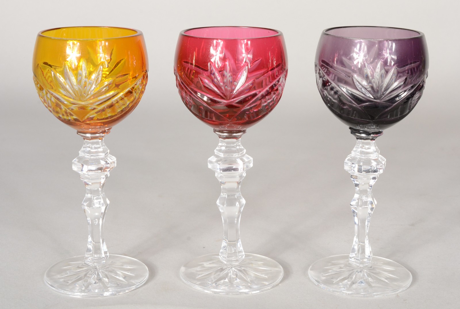 Três cálices para licor de cristal doublé lapidado em diversas cores. - foto 1 de 8