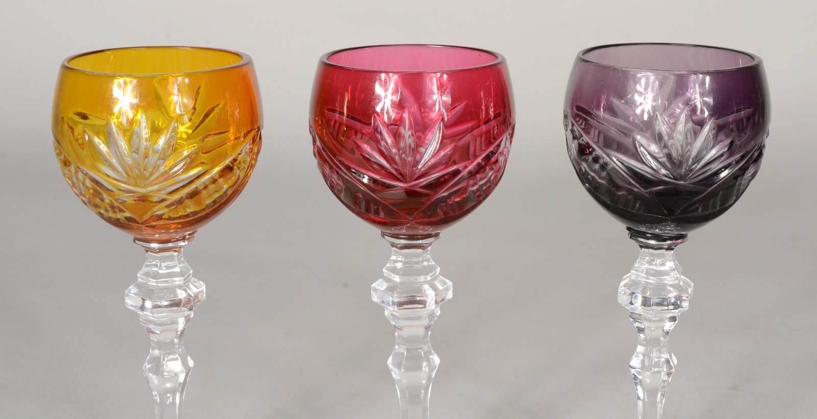 Três cálices para licor de cristal doublé lapidado em diversas cores. - foto 2 de 8