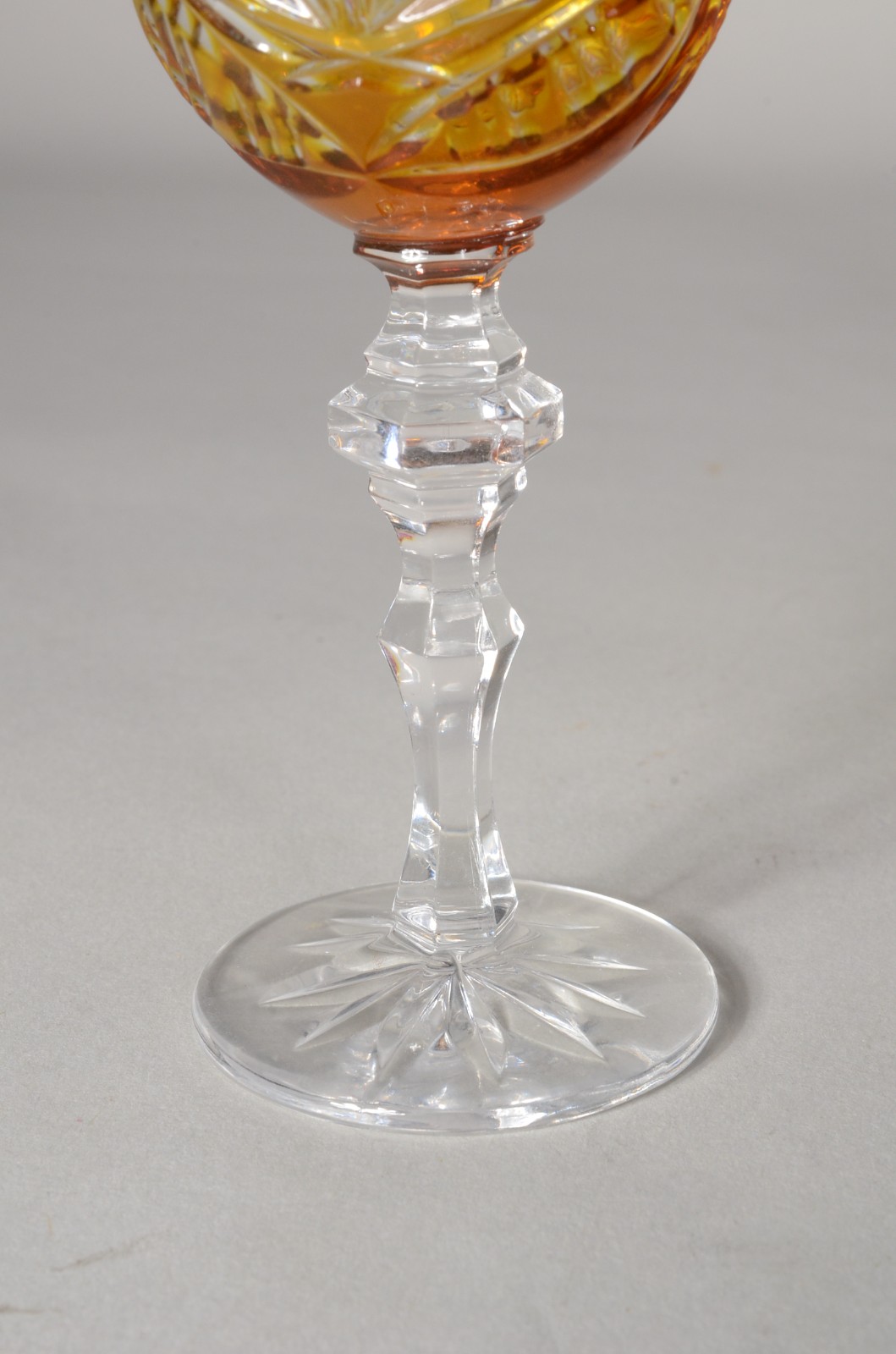 Três cálices para licor de cristal doublé lapidado em diversas cores. - foto 3 de 8
