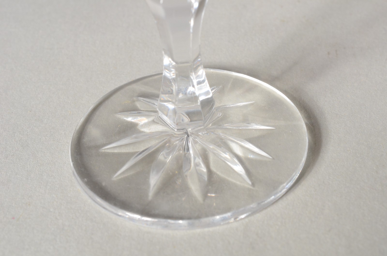 Três cálices para licor de cristal doublé lapidado em diversas cores. - foto 4 de 8