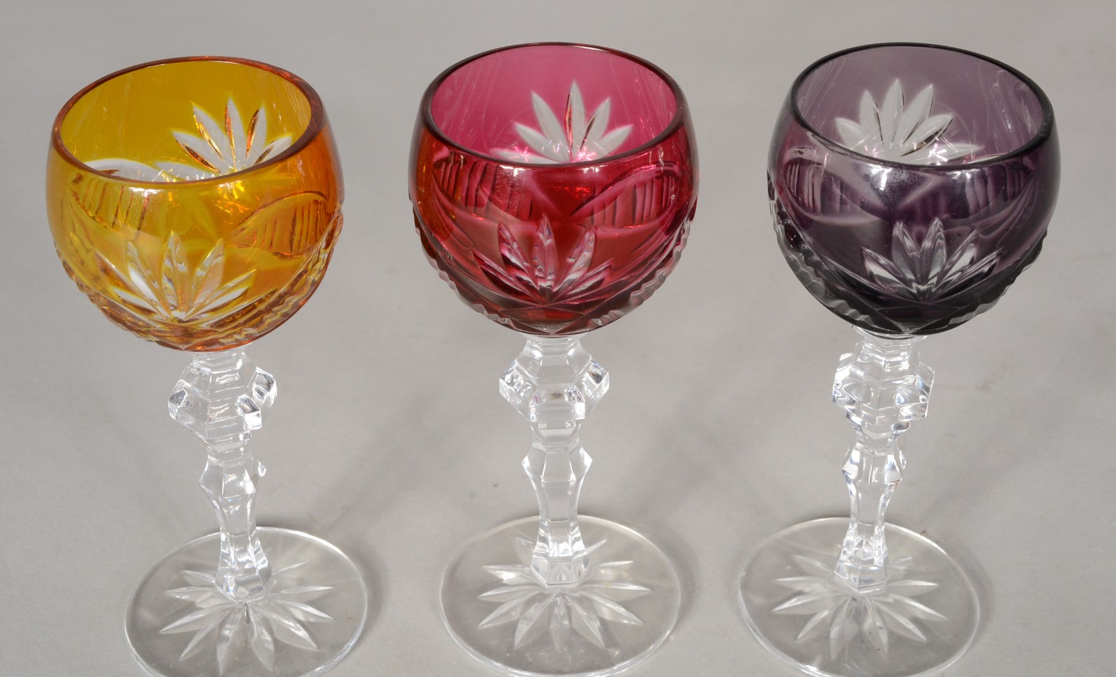 Três cálices para licor de cristal doublé lapidado em diversas cores. - foto 5 de 8
