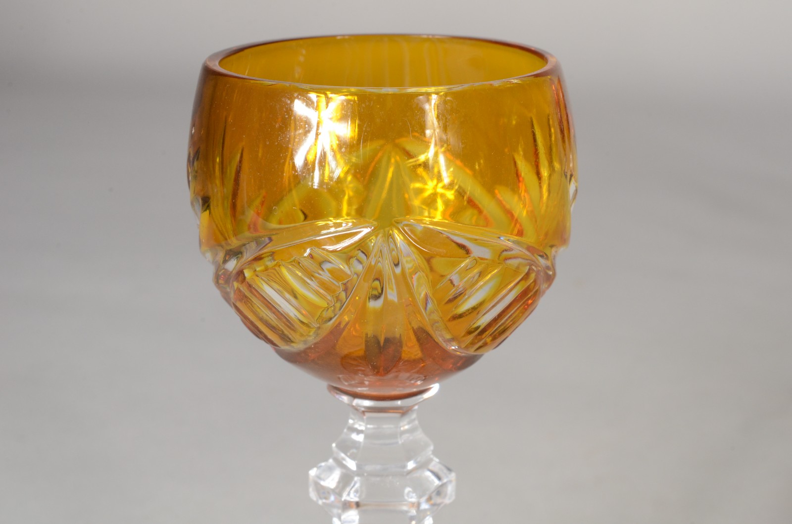 Três cálices para licor de cristal doublé lapidado em diversas cores. - foto 6 de 8