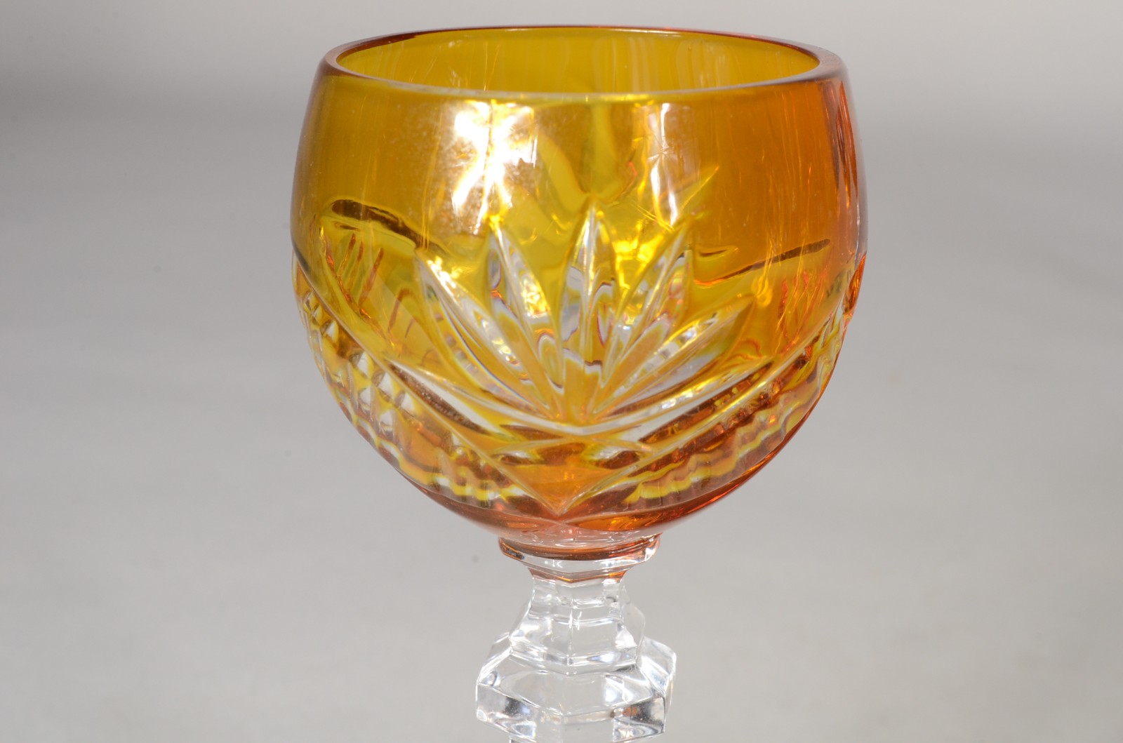 Três cálices para licor de cristal doublé lapidado em diversas cores. - foto 7 de 8
