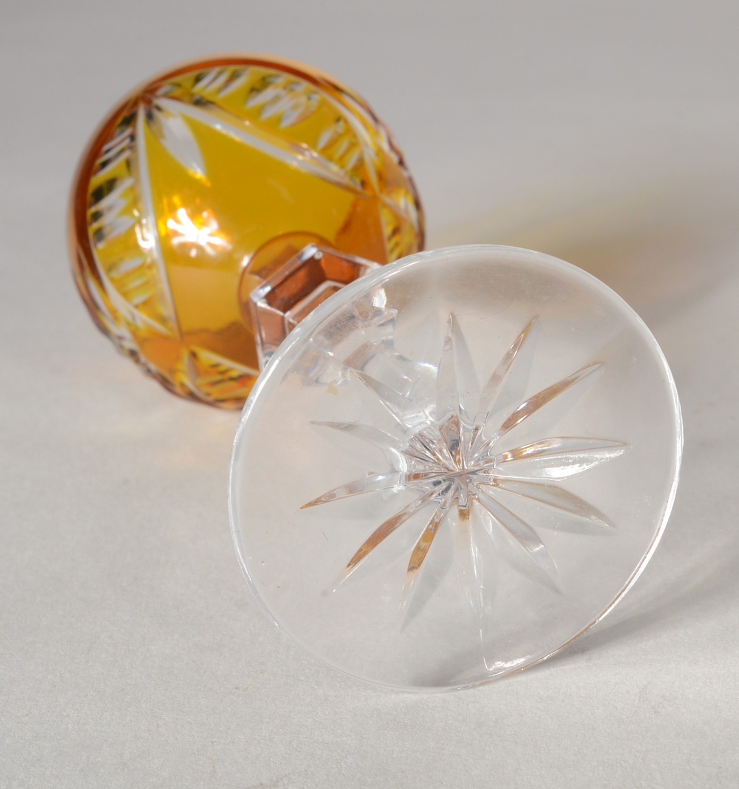 Três cálices para licor de cristal doublé lapidado em diversas cores. - foto 8 de 8
