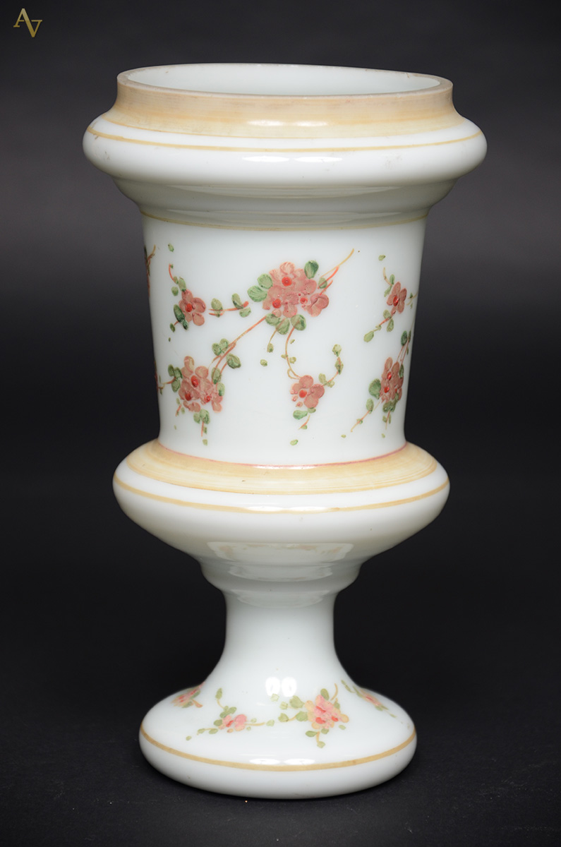Vaso de opalina branca decorado com flores em policromia. Altura 24,5...