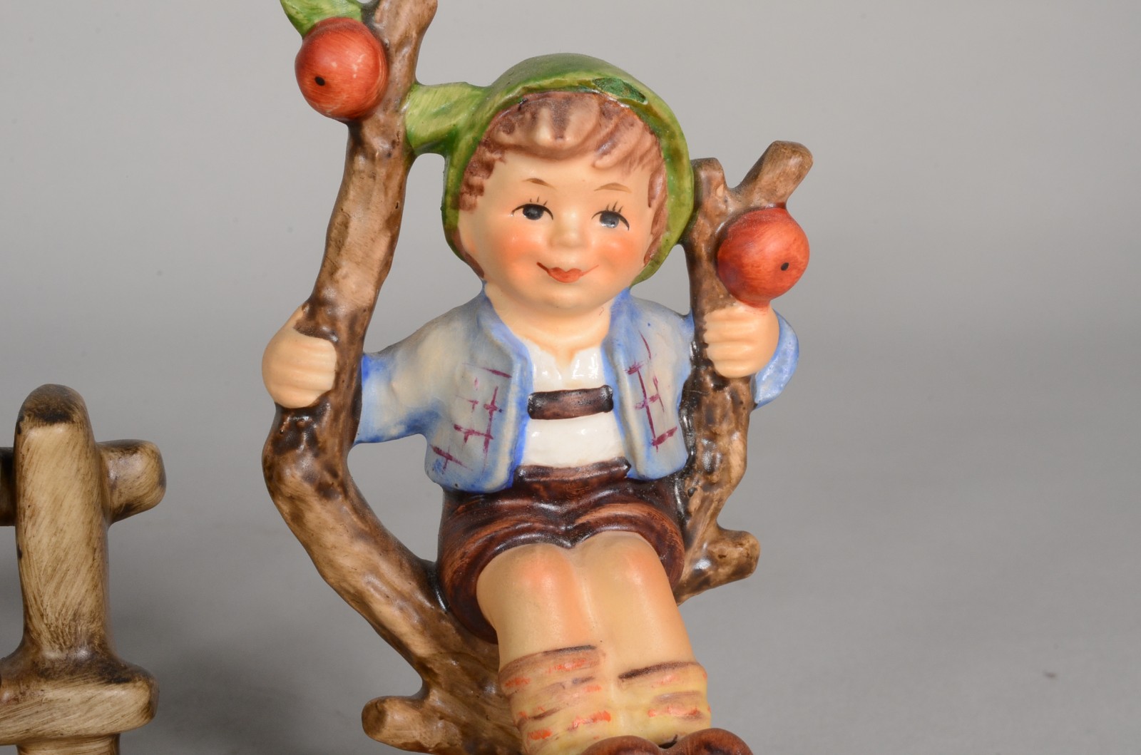 Três estatuetas de porcelana alemã Goebel, representando crianças... - foto 2 de 11