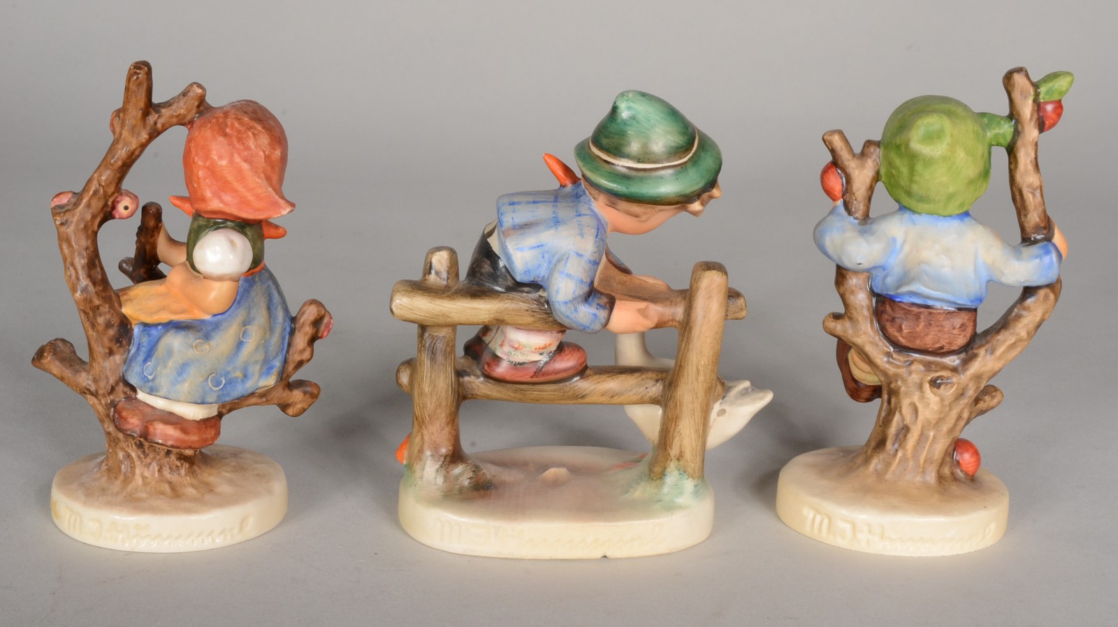 Três estatuetas de porcelana alemã Goebel, representando crianças... - foto 5 de 11
