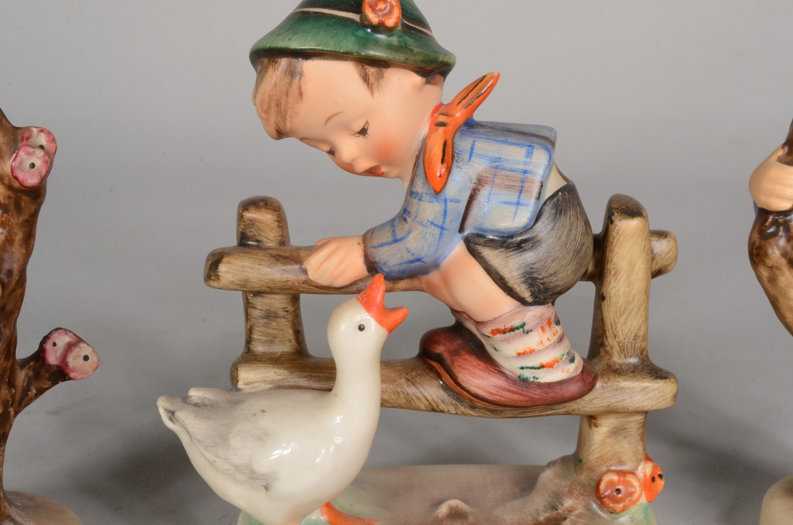 Três estatuetas de porcelana alemã Goebel, representando crianças... - foto 6 de 11