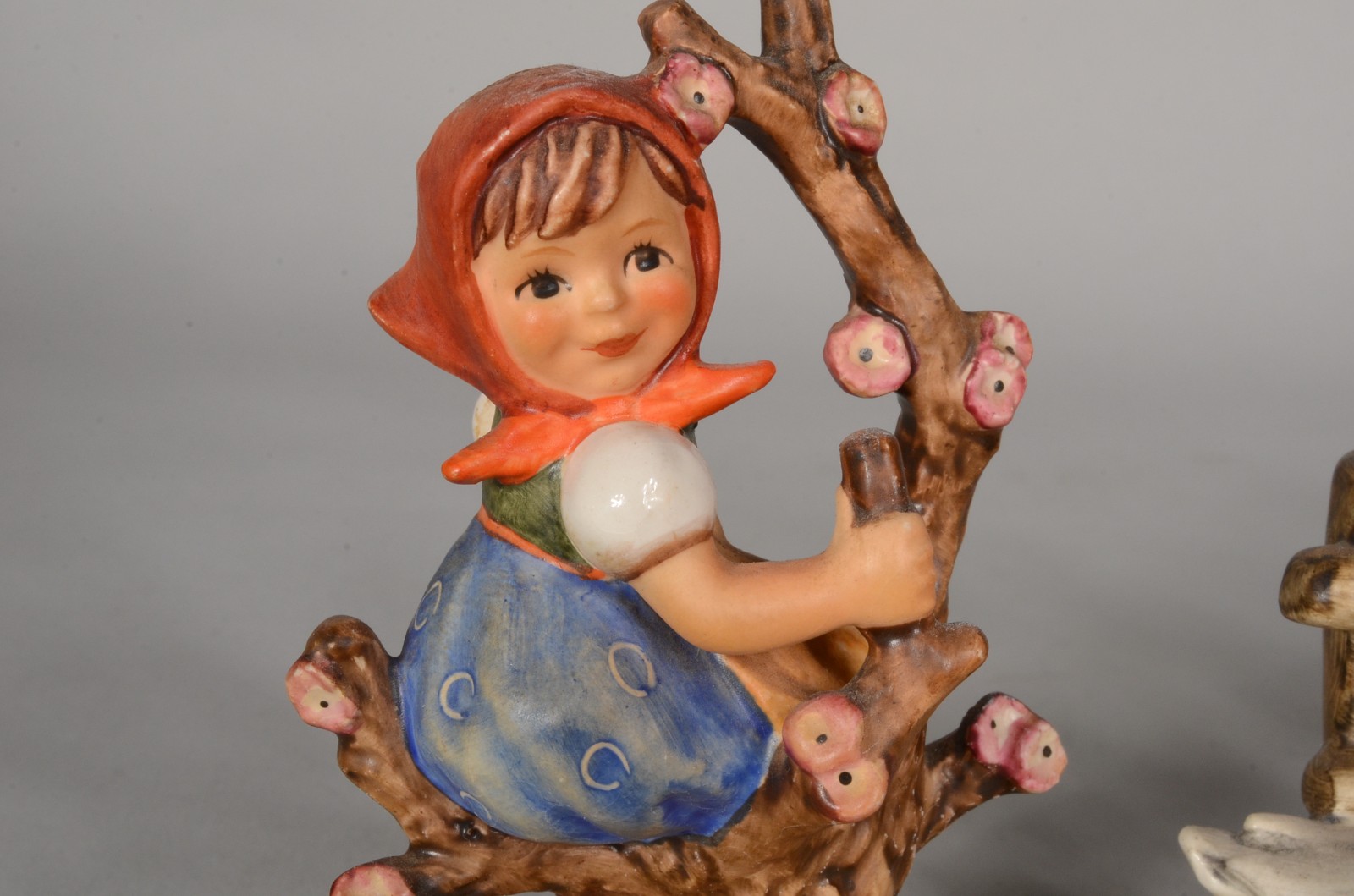 Três estatuetas de porcelana alemã Goebel, representando crianças... - foto 7 de 11