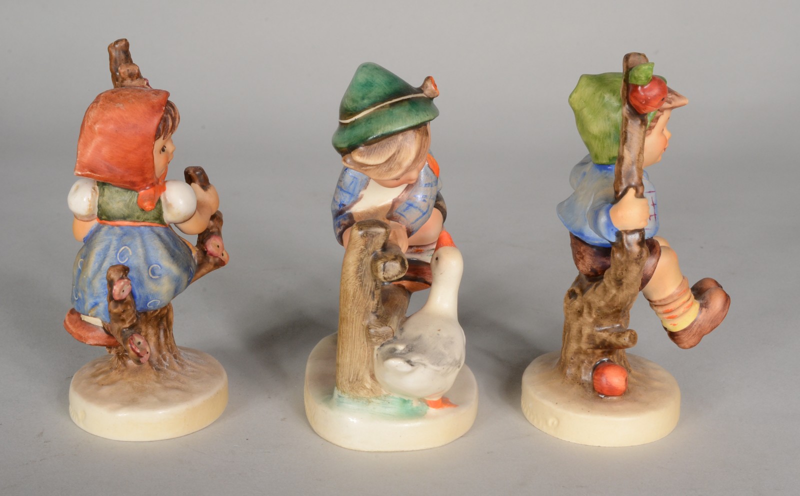 Três estatuetas de porcelana alemã Goebel, representando crianças... - foto 8 de 11