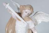Estatueta de porcelana policromada representand... - Estatueta de porcelana policromada representando São Miguel Arcanjo.