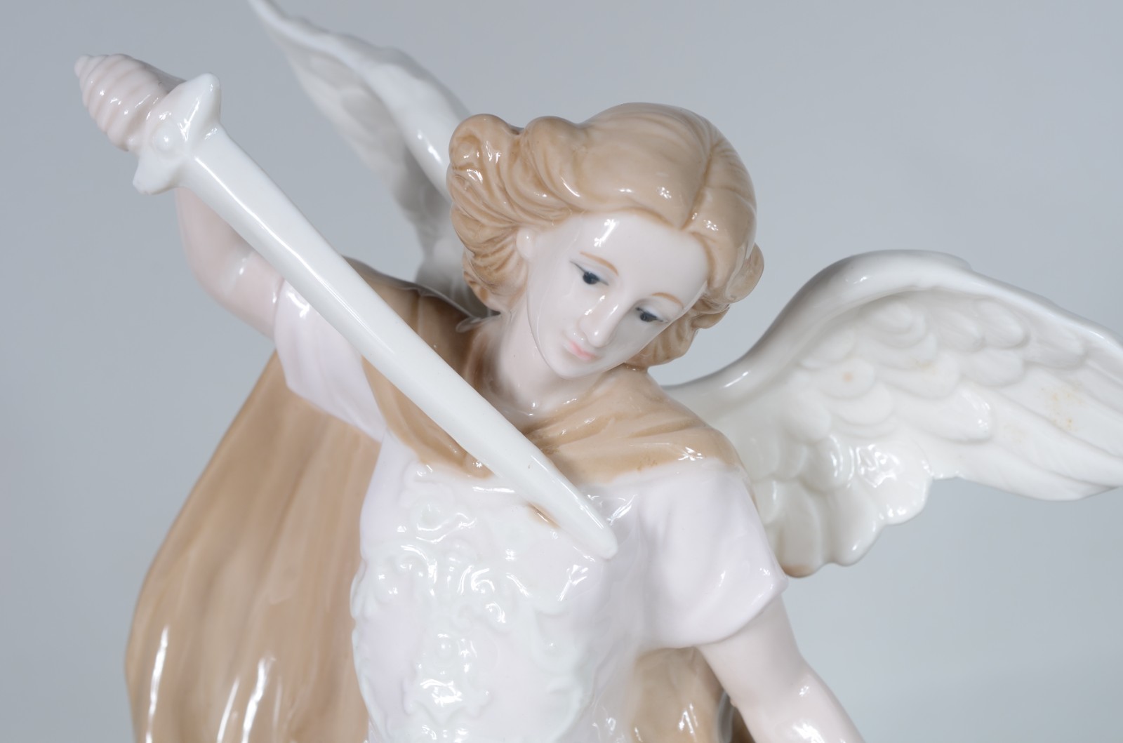 Estatueta de porcelana policromada representando São Miguel Arcanjo. - foto 2 de 7