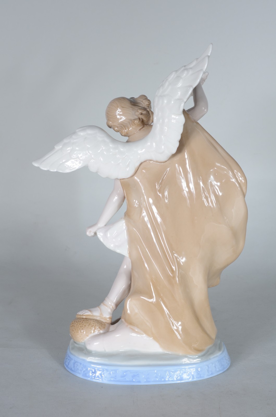 Estatueta de porcelana policromada representando São Miguel Arcanjo. - foto 5 de 7