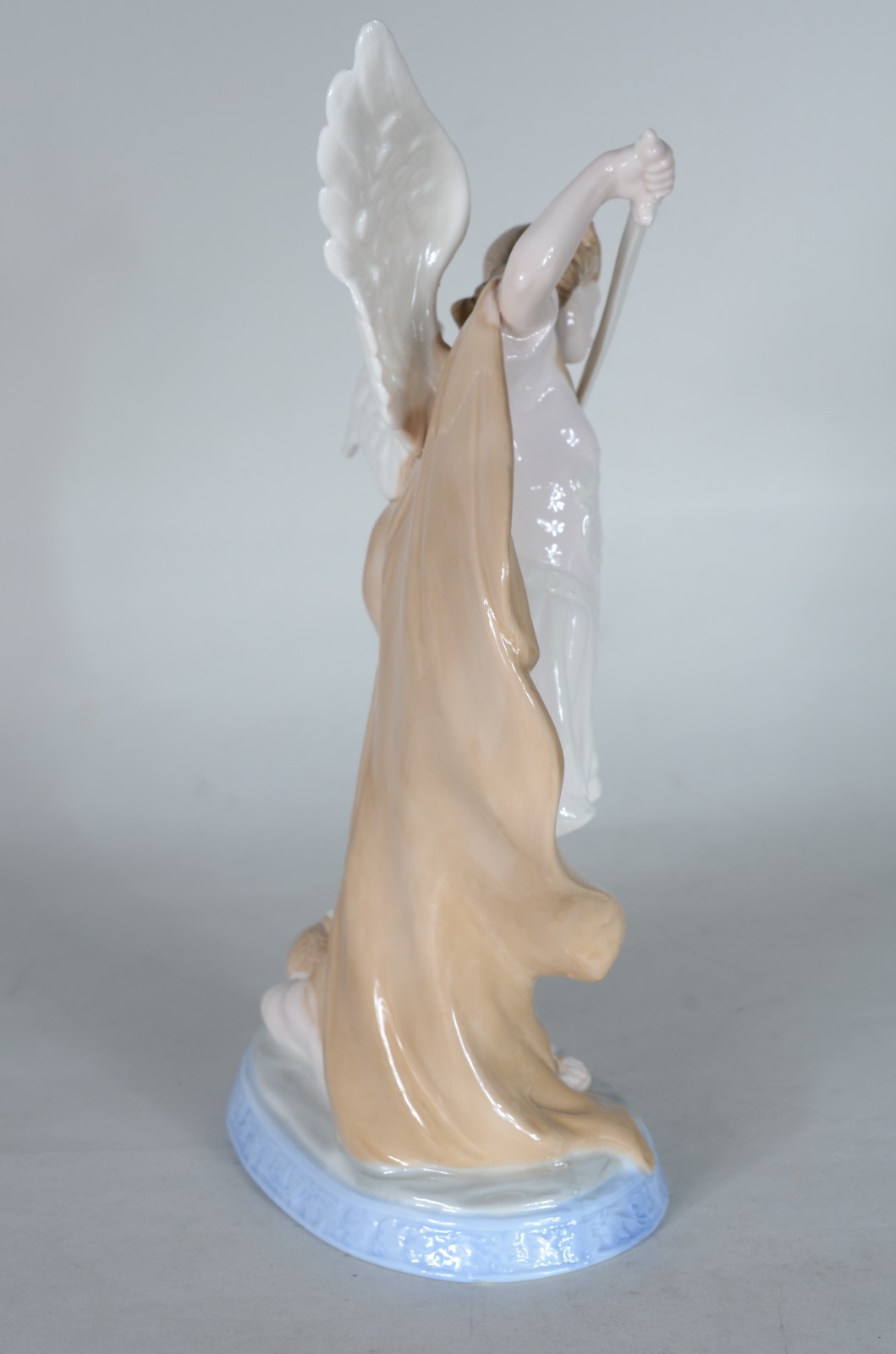 Estatueta de porcelana policromada representando São Miguel Arcanjo. - foto 6 de 7