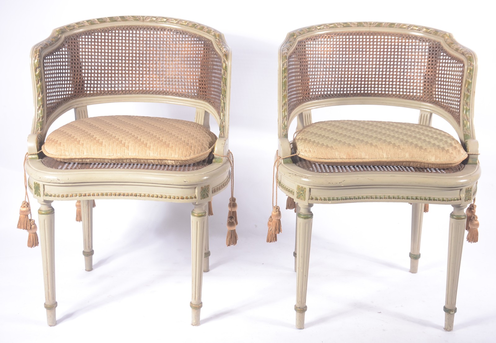 Conjunto de sofá e par de poltronas de madeira patinada, assentos e... - foto 10 de 11