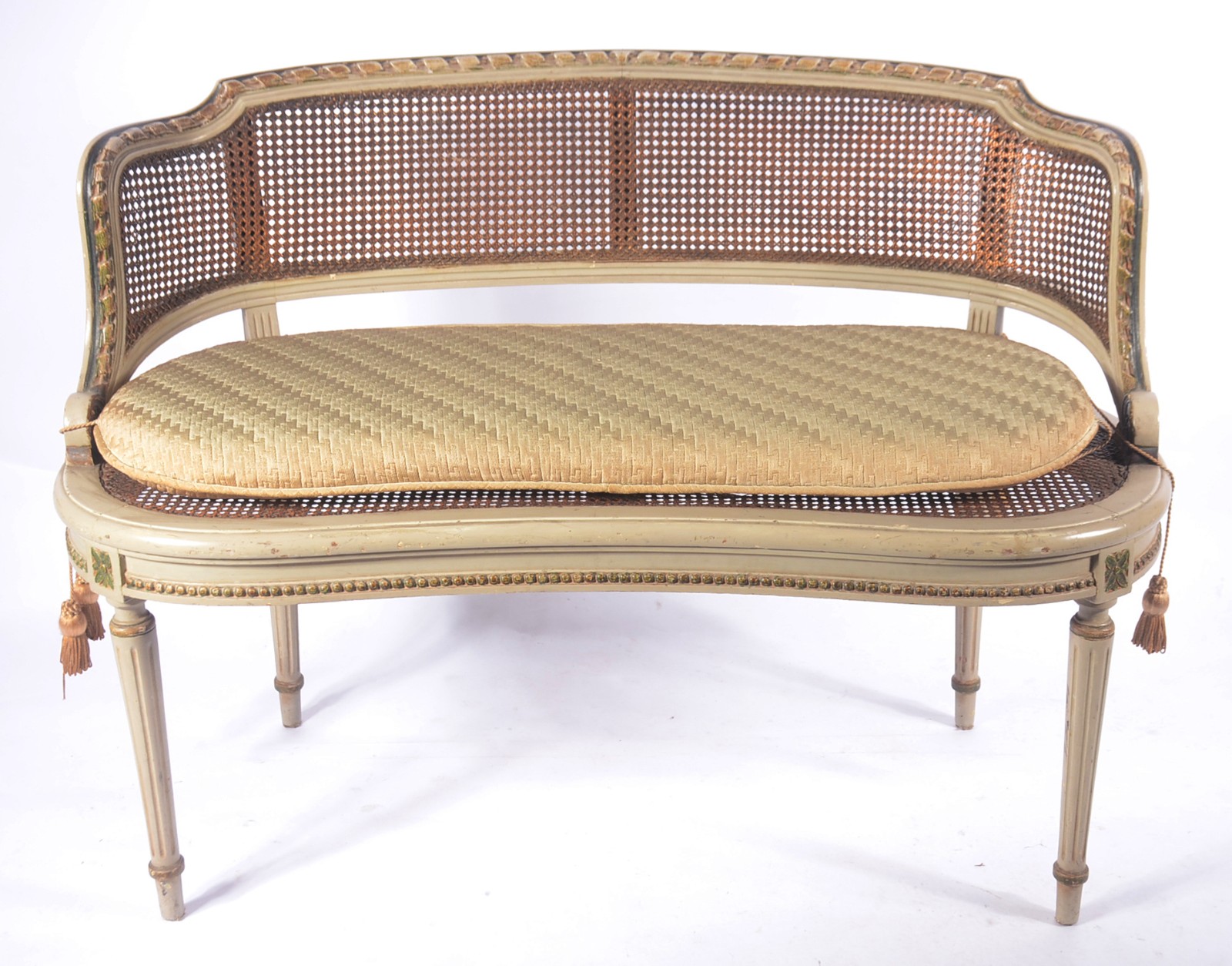 Conjunto de sofá e par de poltronas de madeira patinada, assentos e... - foto 11 de 11