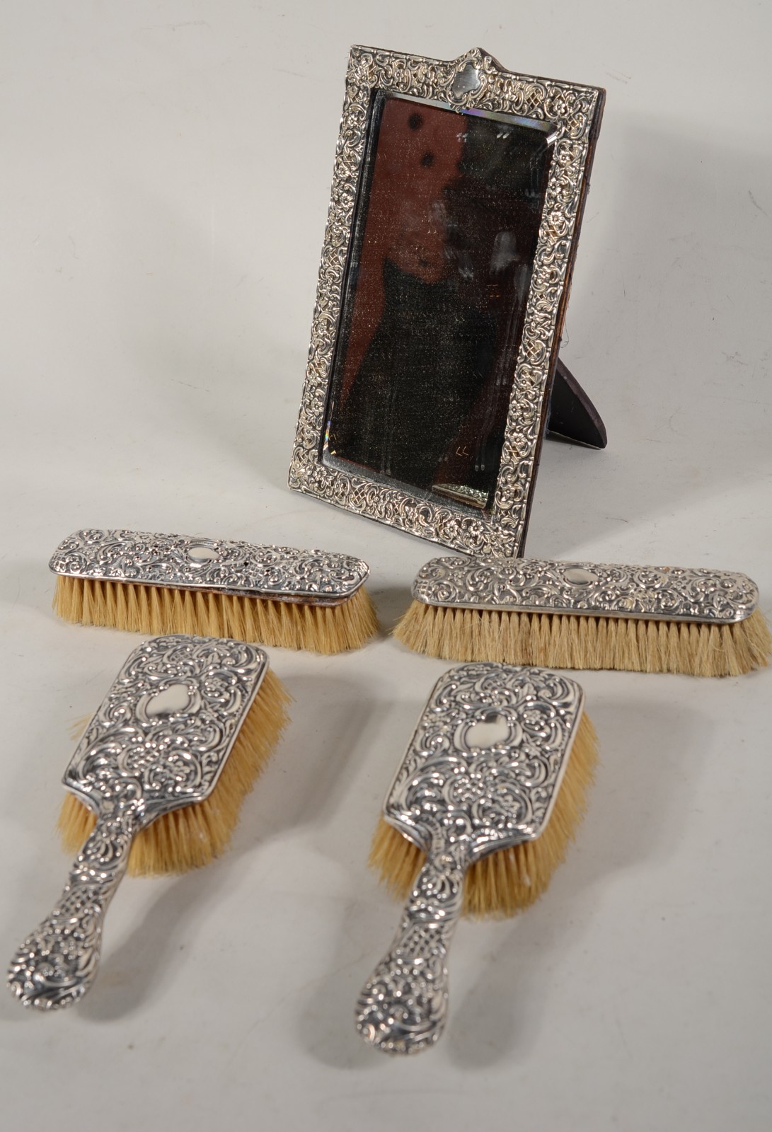 Conjunto para toucador de prata inglesa contrastada, leão passante... - foto 1 de 10
