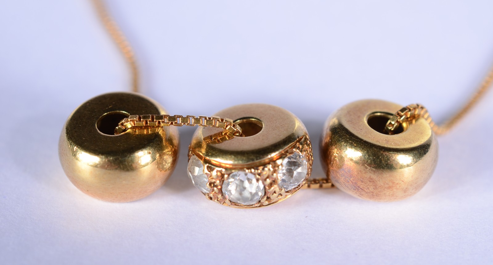 Colar de ouro 18 k., pendentes com 3 brilhantes. (Por motivos de... - foto 3 de 7