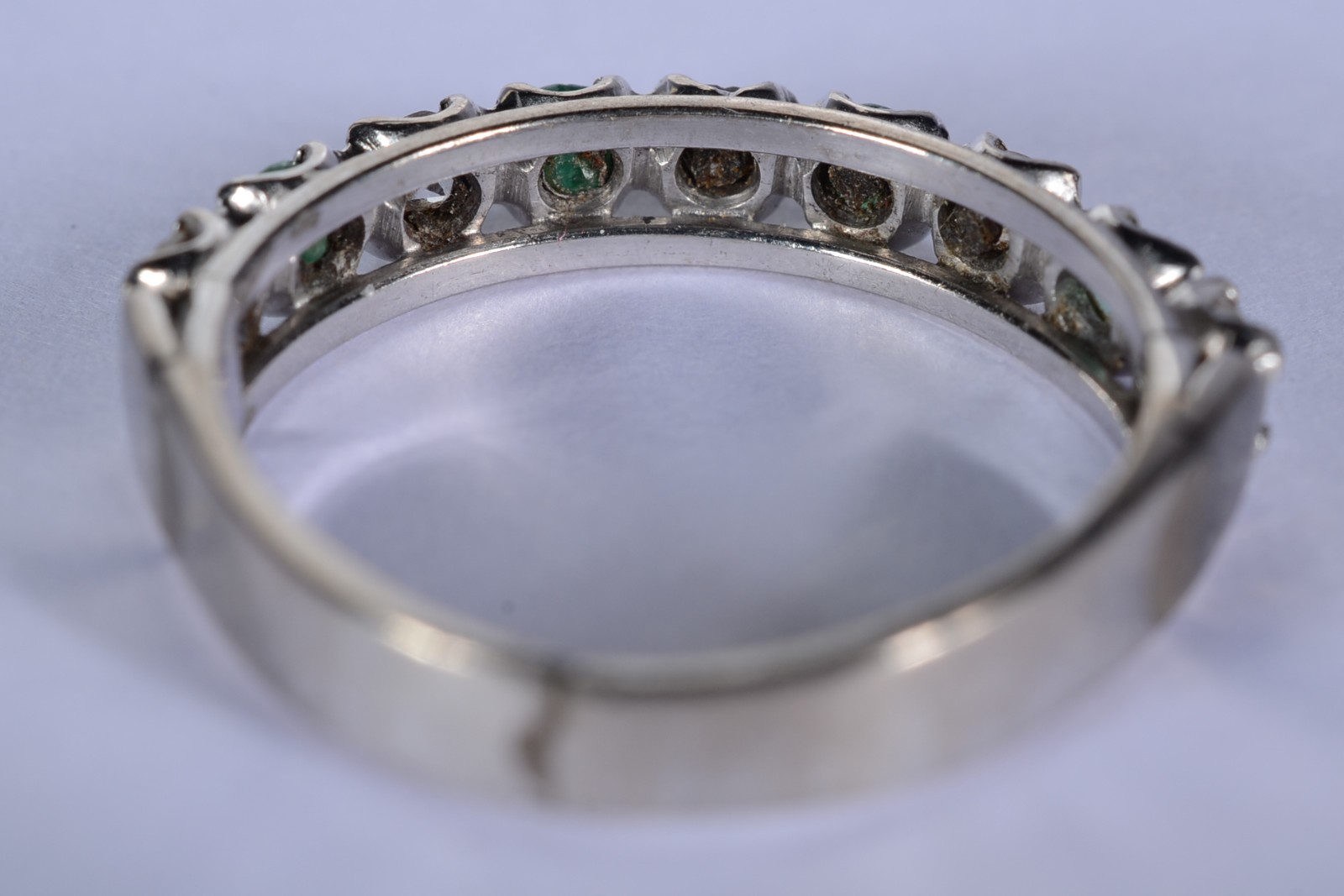 Meia aliança de ouro branco cravejada com 5 brilhantes de 0,10 ct... - foto 3 de 5