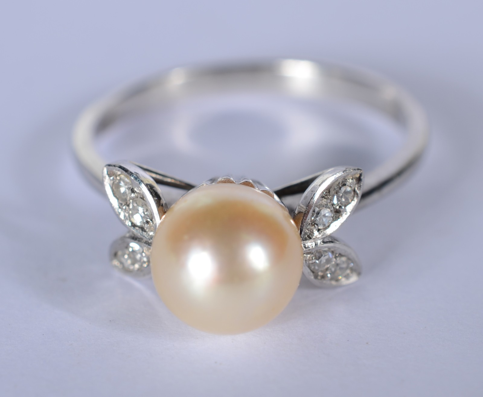 Anel de ouro branco e perola com 4 brilhantes laterais, aro 18. (Por... - foto 2 de 5