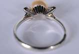 Anel de ouro branco e perola com 4 brilhantes l... - Anel de ouro branco e perola com 4 brilhantes laterais, aro 18. (Por motivos de segurança a peça não se encontra na loja).