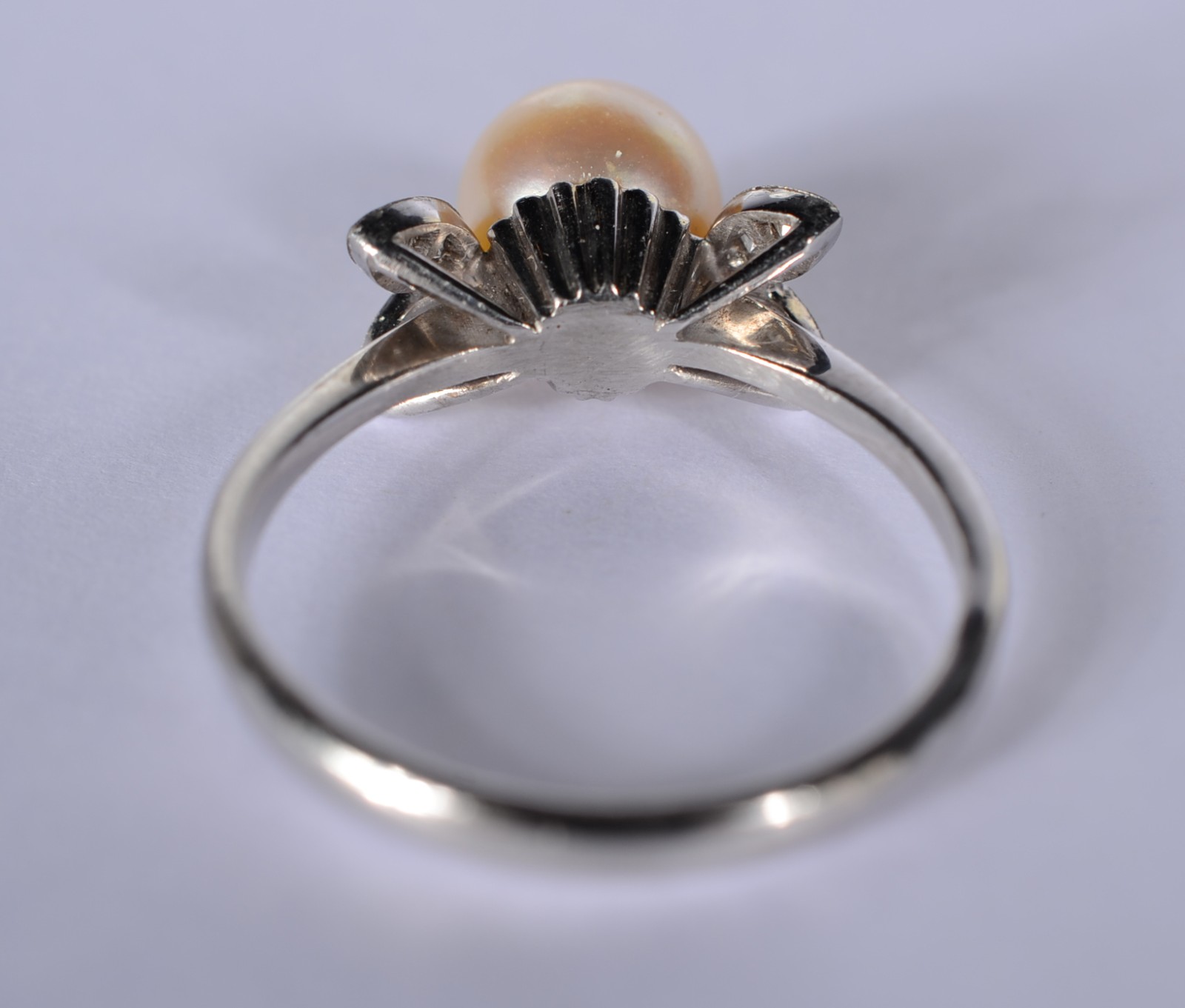 Anel de ouro branco e perola com 4 brilhantes laterais, aro 18. (Por... - foto 4 de 5
