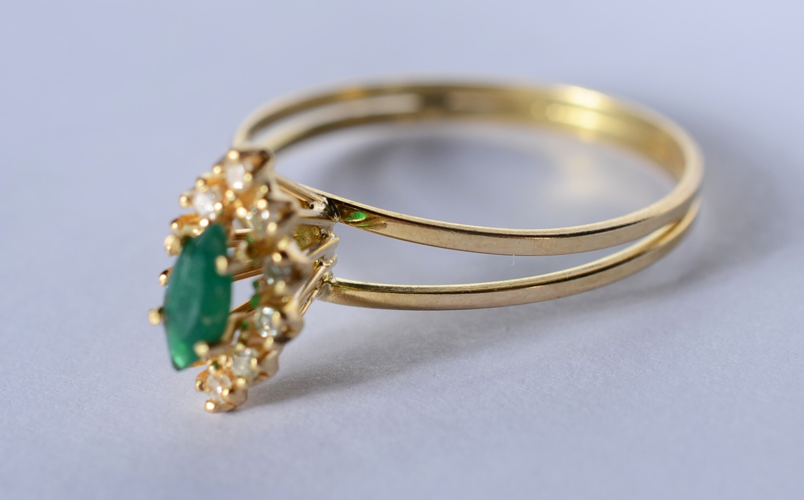 Anel de ouro 18 k., contraste 750 mls feitio navete cravejado com... - foto 1 de 6