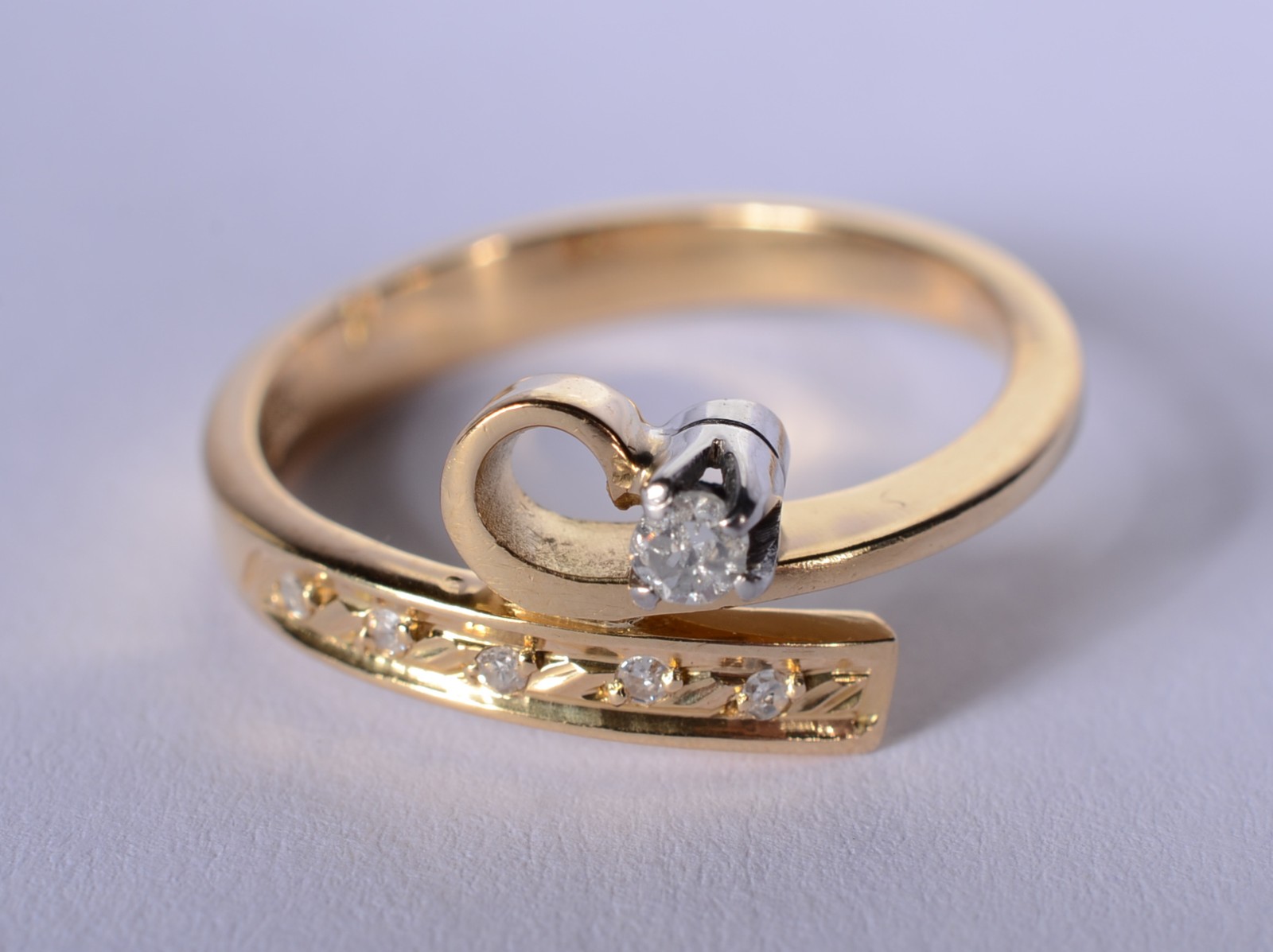 Anel de ouro 18 k., contrastado com 5 brilhantes e um solitário de... - foto 1 de 7