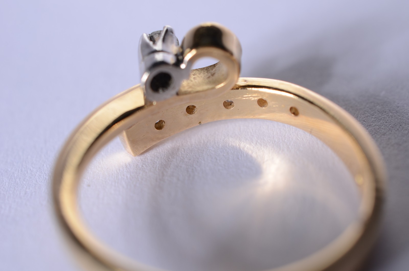 Anel de ouro 18 k., contrastado com 5 brilhantes e um solitário de... - foto 2 de 7