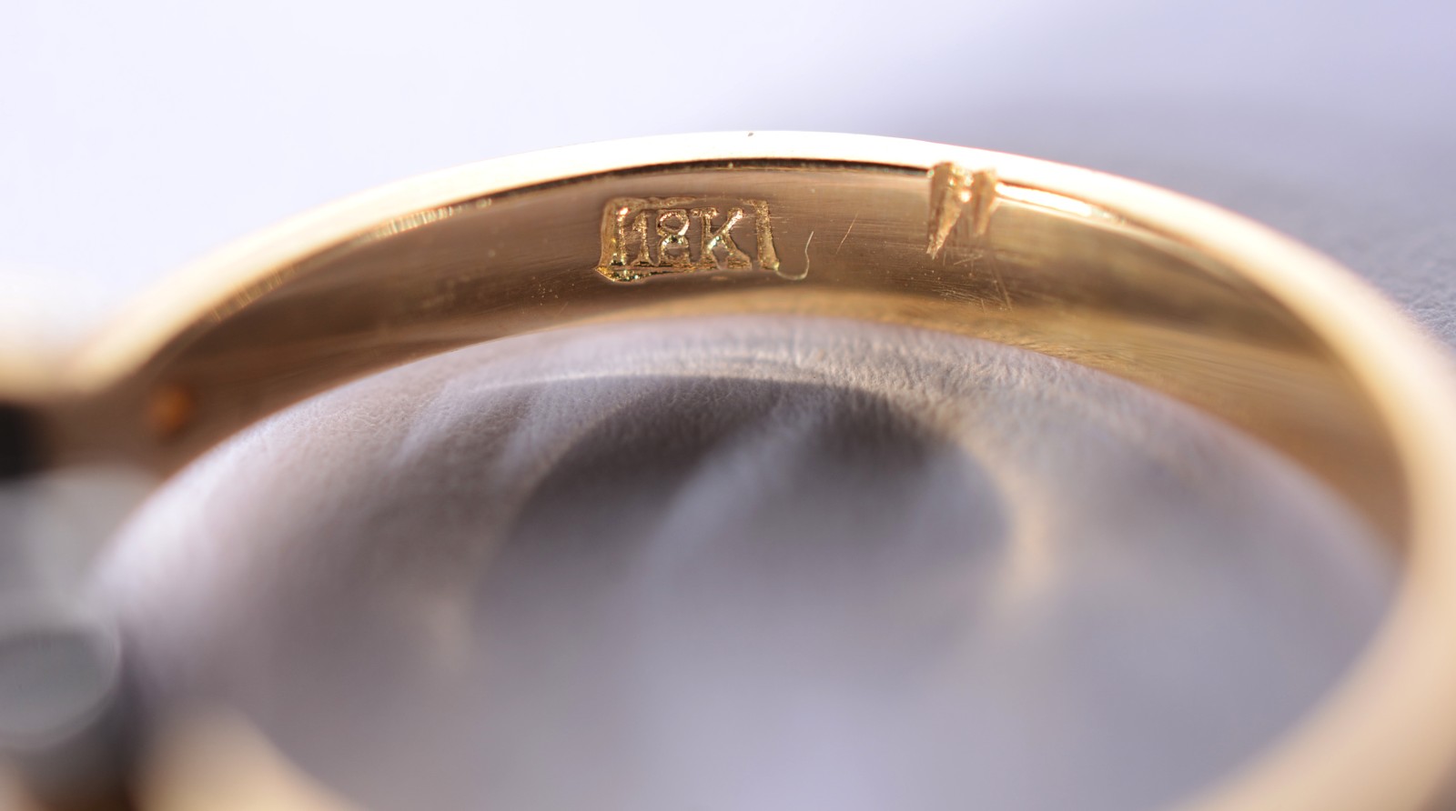 Anel de ouro 18 k., contrastado com 5 brilhantes e um solitário de... - foto 4 de 7