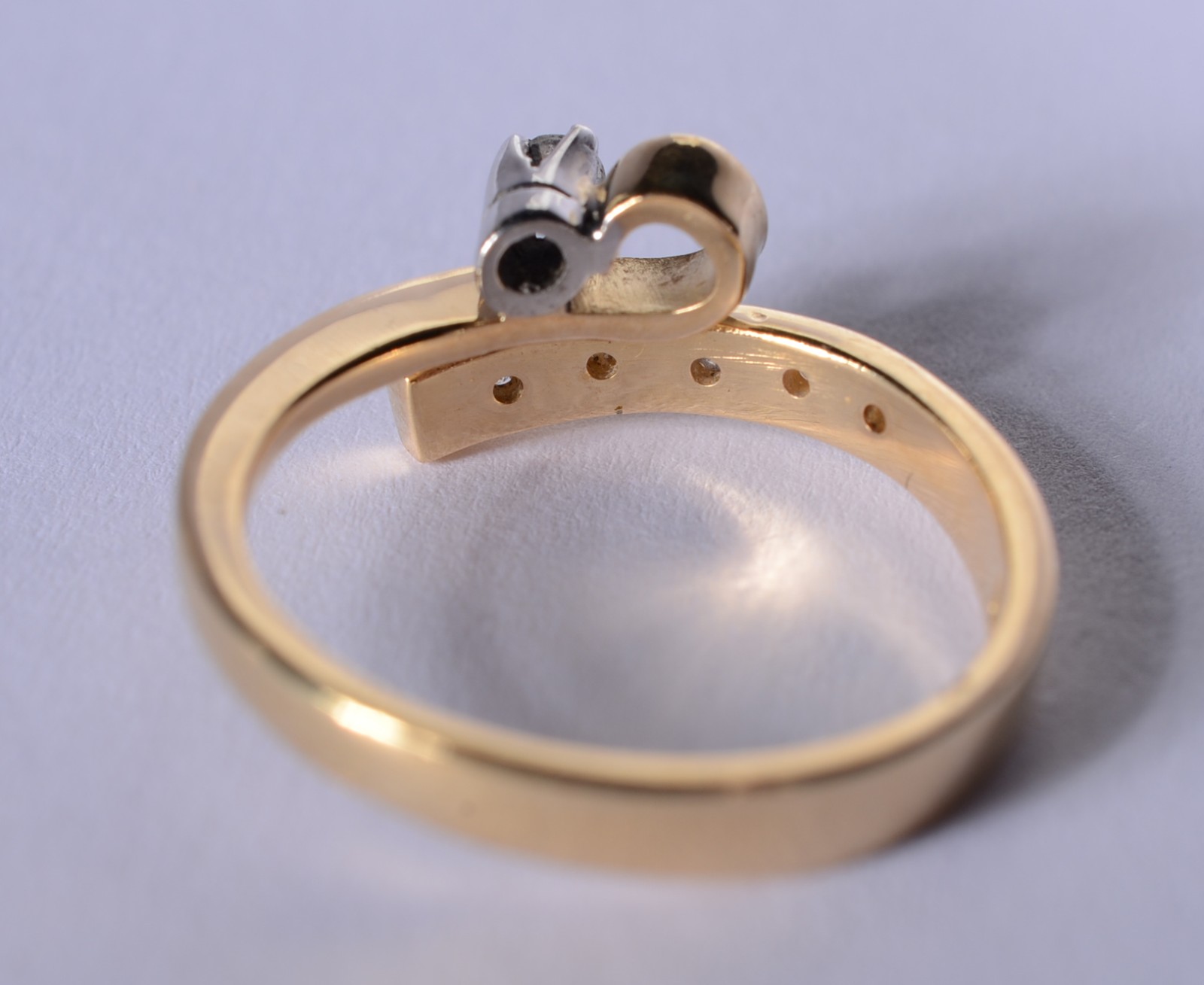 Anel de ouro 18 k., contrastado com 5 brilhantes e um solitário de... - foto 5 de 7